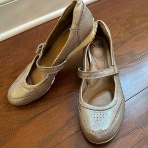 Leather Mary Janes casual wedge // Sofft neutral gold size 9